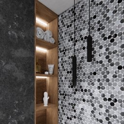 KAWI Studio Projektowania Wnętrz - Wnęka z drewnianymi półkami, podświetleniem LED i dekoracjami, obok ściana z mozaiką w odcieniach szarości. Dwie czarne lampy wiszące nad blatem.