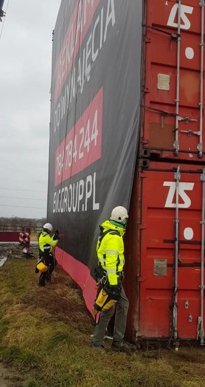 Montaż wielkopowierzchniowych banerów reklamowych oraz nośników.