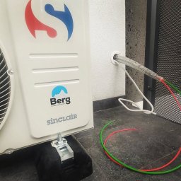 Klimatyzacja BERG - Zamontowana jednostka zewnętrzna klimatyzacji Sinclair z widocznymi przewodami instalacyjnymi wychodzącymi ze ściany, zabezpieczonymi taśmą.