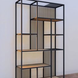 Energo Usługi Spawalnicze GRZEGORZ GODULA - Czarny, metalowy regał z drewnianymi półkami o asymetrycznym układzie, na tle białej ściany i drewnianej podłogi. Nowoczesny design.