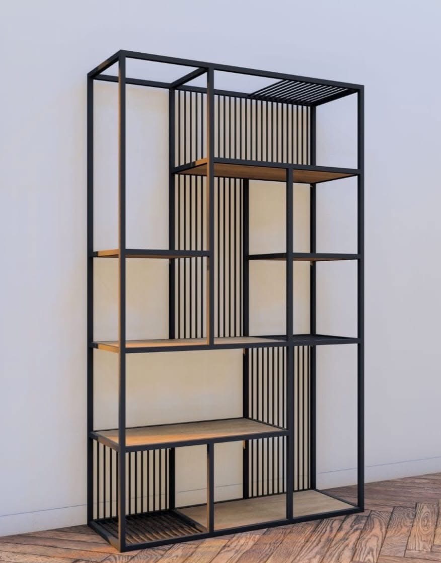 Czarny, metalowy regał z drewnianymi półkami o asymetrycznym układzie, na tle białej ściany i drewnianej podłogi. Nowoczesny design.