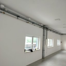 Rozprowadzone powietrze pod maszyny.