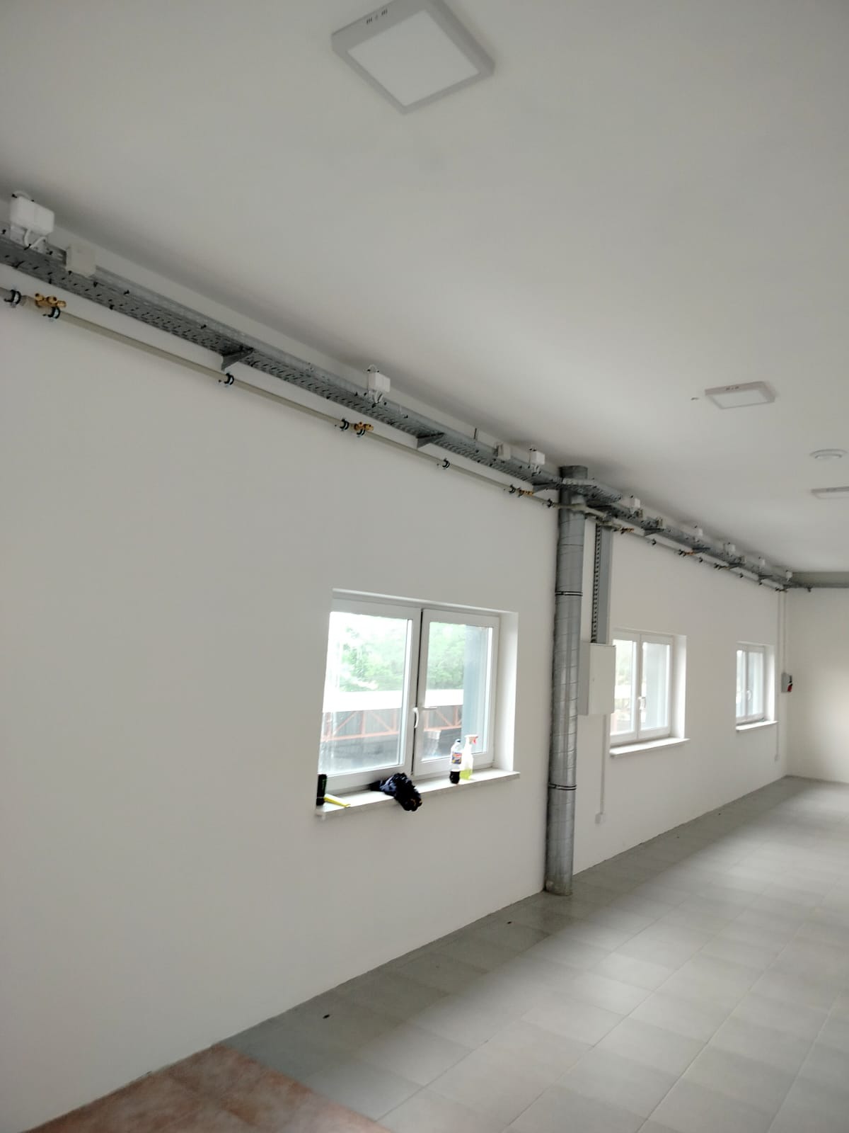 Rozprowadzone powietrze pod maszyny.