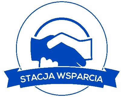 Niebieskie logo z dłońmi w uścisku, umieszczone w okręgu. Pod spodem wstęga z napisem 'STACJA WSPARCIA'. Symbolizuje pomoc i partnerstwo.