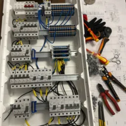 Prefabrykacja rozdzielnicy dla domu jednorodzinnego