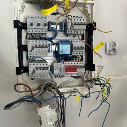 Montaż prefabrykowanej rozdzielnicy. Podłączenie do istniejącej instalacji elektrycznej.