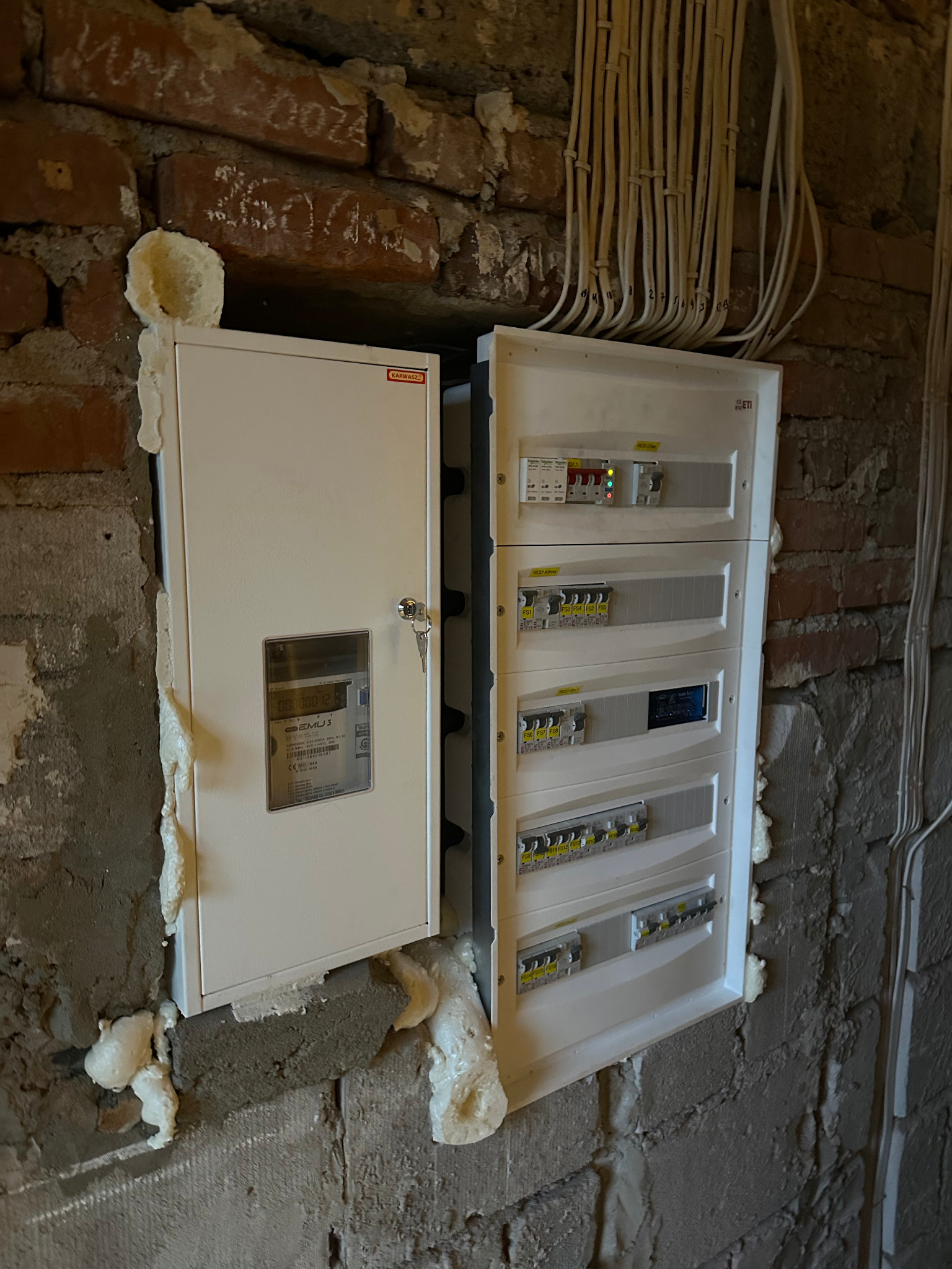 Prefabrykacja oraz montaż rozdzielnicy oraz tablicy licznikowej w domu. Wymiana WLZ.