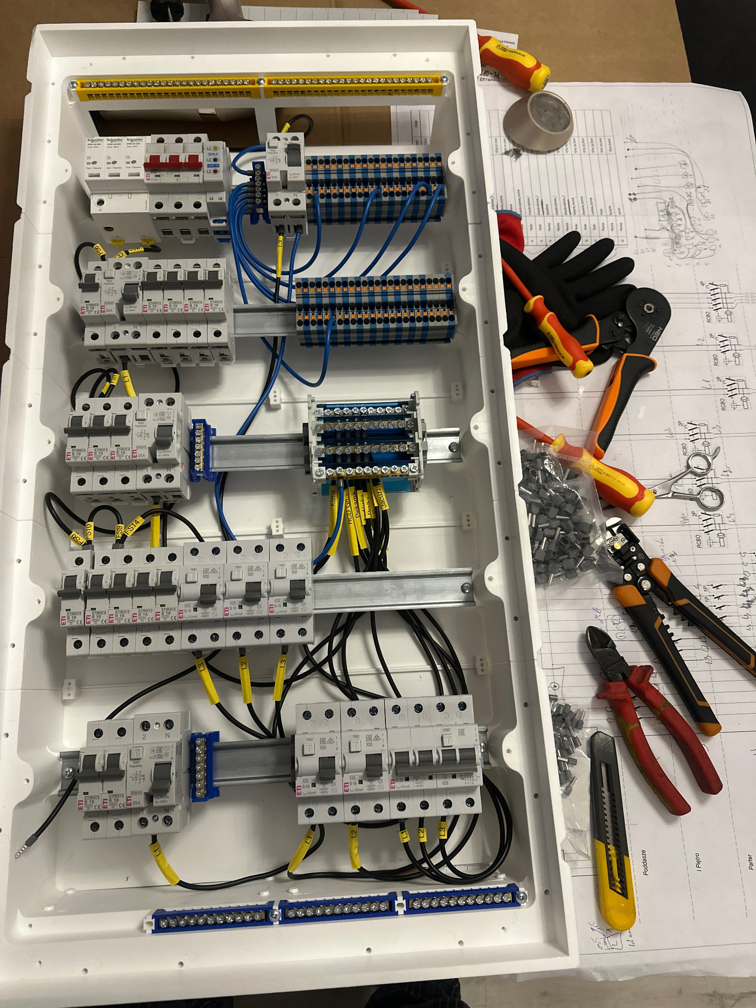 Prefabrykacja rozdzielnicy dla domu jednorodzinnego