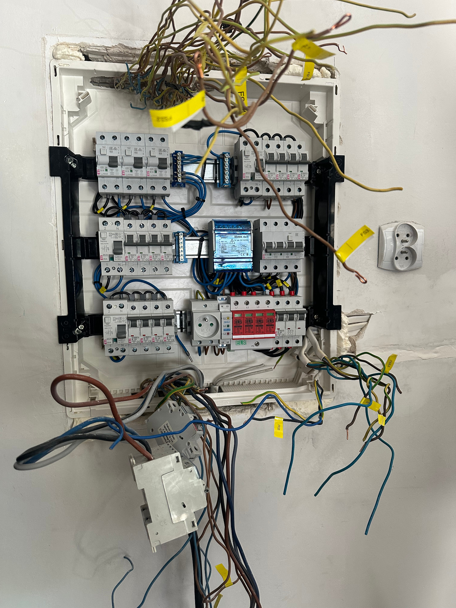 Montaż prefabrykowanej rozdzielnicy. Podłączenie do istniejącej instalacji elektrycznej.