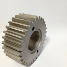 PRZEDSIĘBIORSTWO PRODUKCYJNO - USŁUGOWE WAMECH SPÓŁKA Z OGRANICZONĄ ODPOWIEDZIALNOŚCIĄ - Precyzyjnie wykonane koło zębate ze stali z otworem i dwoma otworami montażowymi, sfotografowane na białym tle.