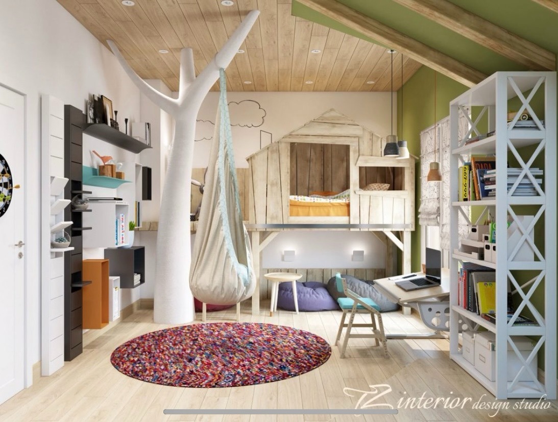 Pokój dziecięcy z łóżkiem na antresoli w kształcie domku, wiszącym fotelem i regałem na książki. Elementy wystroju w stylu skandynawskim, ciepłe oświetlenie.