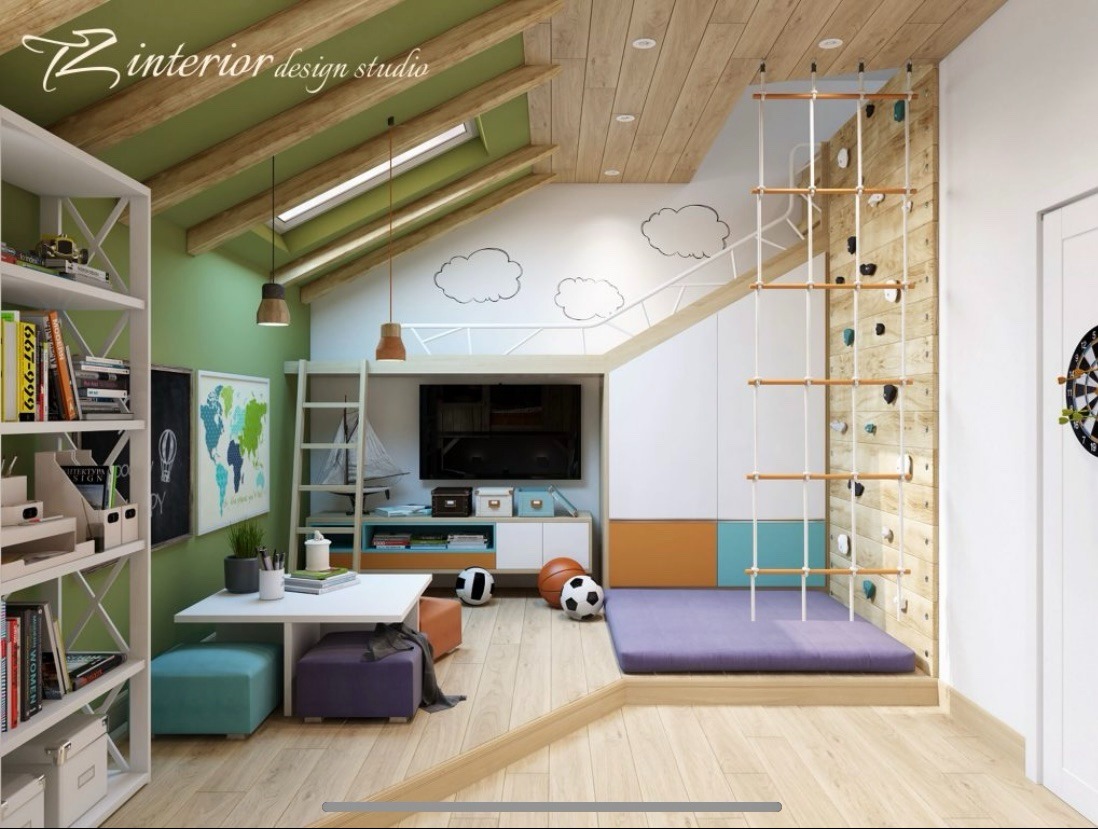 Pokój dziecięcy na poddaszu: ściana wspinaczkowa, drabinka sznurkowa, regał, biurko i mapa świata. Skosy podkreślone drewnem, oświetlenie punktowe i dekoracyjne chmury na ścianie.