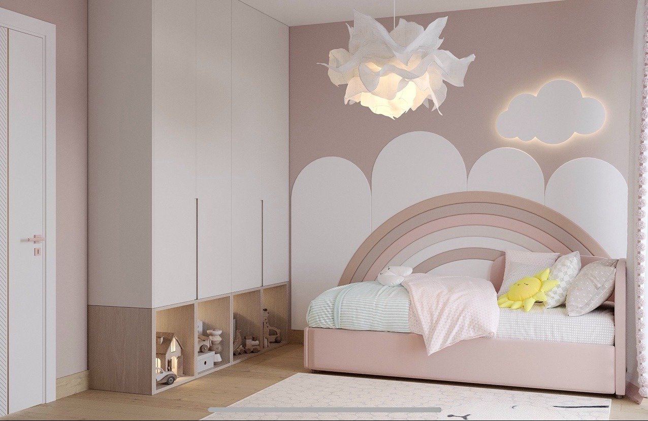 Pokój dziecięcy w pastelowych barwach: łóżko z tęczowym zagłówkiem, szafa z otwartymi półkami na zabawki, lampa w kształcie chmury i kwiatowy żyrandol.