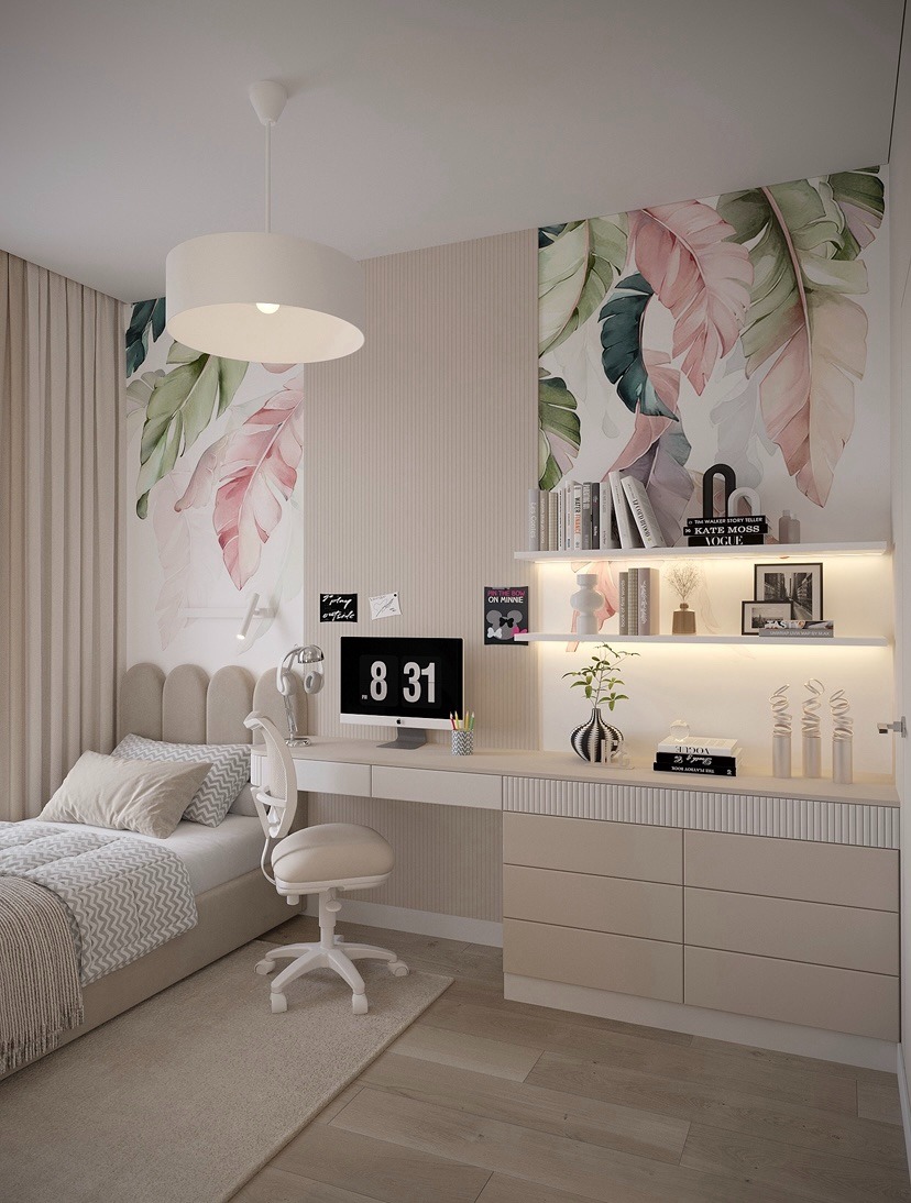Neutralna tonacja pokoju młodzieżowego z łóżkiem, biurkiem i akcentem liści na ścianie. Lampa sufitowa, krzesło obrotowe i drewniana podłoga.