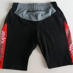 KL SPORT SPÓŁKA Z OGRANICZONĄ ODPOWIEDZIALNOŚCIĄ - Czarne spodenki sportowe z czerwonym nadrukiem 'Nordloper' po bokach i szarym karczkiem z tyłu, widoczne z bliska na białym tle. Kieszonka na zamek z tyłu.