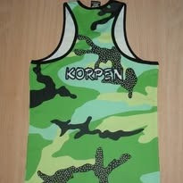 Zielona koszulka bez rękawów z motywem kamuflażu i napisem 'KORPEN' w stylu graffiti, leżąca na płaskiej powierzchni.