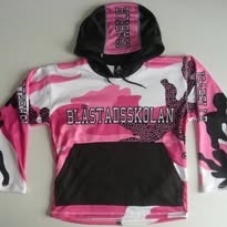 Bluza z kapturem w różowo-biały kamuflaż z czarnymi elementami, widoczne logo i napis 'BLASTADSSKOLAN'.