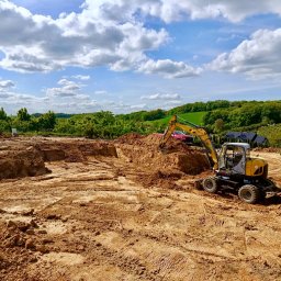 Świadczymy usługi w zakresie :
👉 Wykopy pod przyłącza wody, gazu, prądu, 
      kanalizacji, fundamenty, ogrodzenia, kostkę  
      brukową, drogi.
👉 Niwelacje terenu, przygotowanie terenu pod    
      budowę.
👉 Transport ziemi, kruszyw, gruzu it