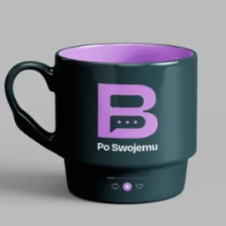 Ciemny kubek z fioletowym wnętrzem, logo 'B' w formie dymka i napisem 'Po Swojemu', na szarym tle. Prezentacja wizualna marki na gadżecie.