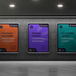 Trzy plakaty reklamowe Kasima.pl w Raciborzu, prezentujące hasła marketingowe i kody QR. Plakaty umieszczone w przestrzeni publicznej, obok schodów ruchomych.