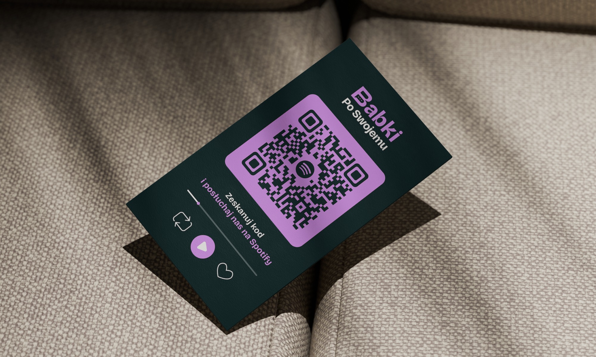 Karta z kodem QR w odcieniach fioletu i zieleni na teksturowanym tle. Kod odsyła do Spotify, zachęcając do zeskanowania i posłuchania.