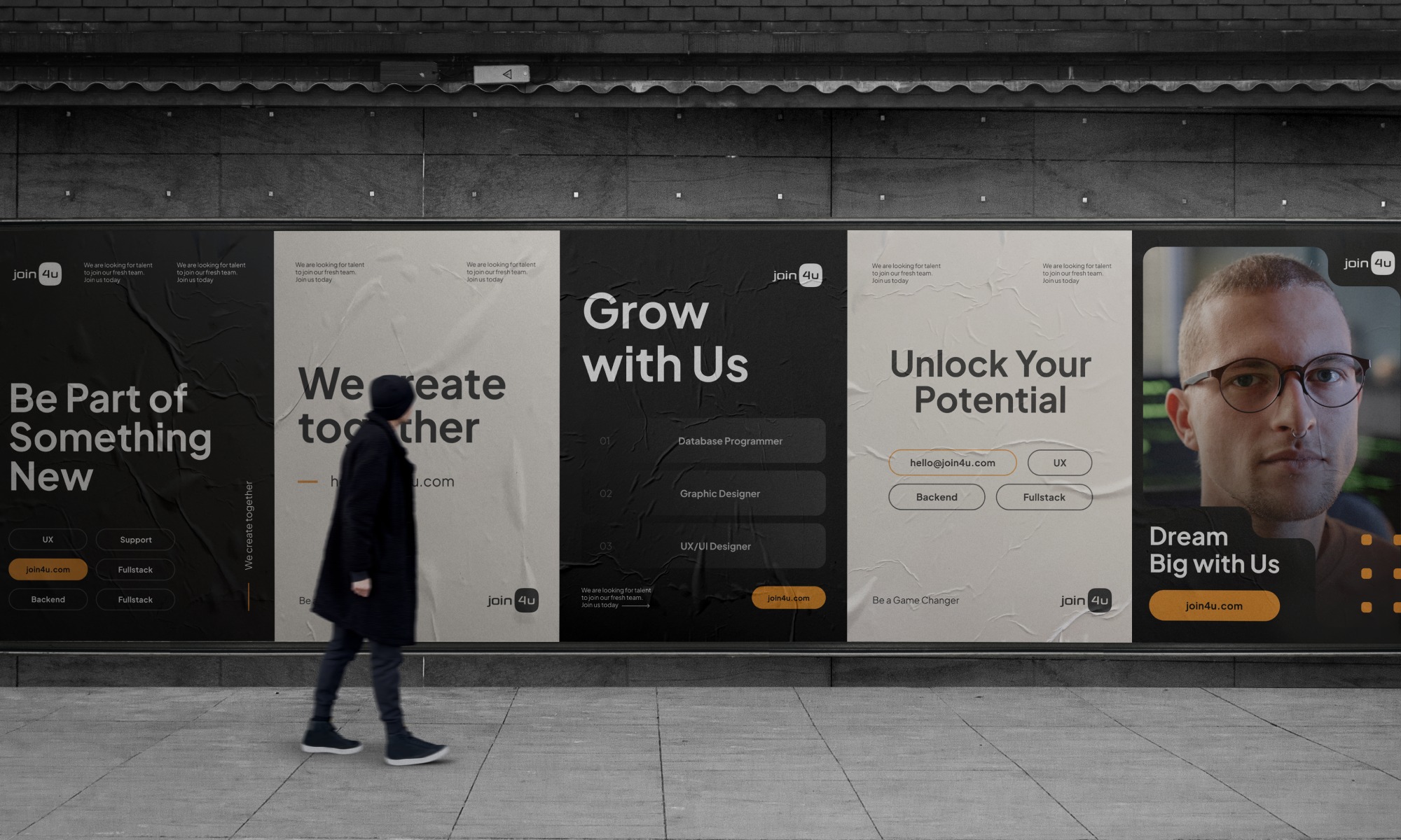 Plakat reklamowy firmy Join4u na ścianie budynku, z przechodzącą osobą. Oferty pracy dla programistów, grafików i UX/UI designerów. Stonowana kolorystyka, miejski krajobraz.