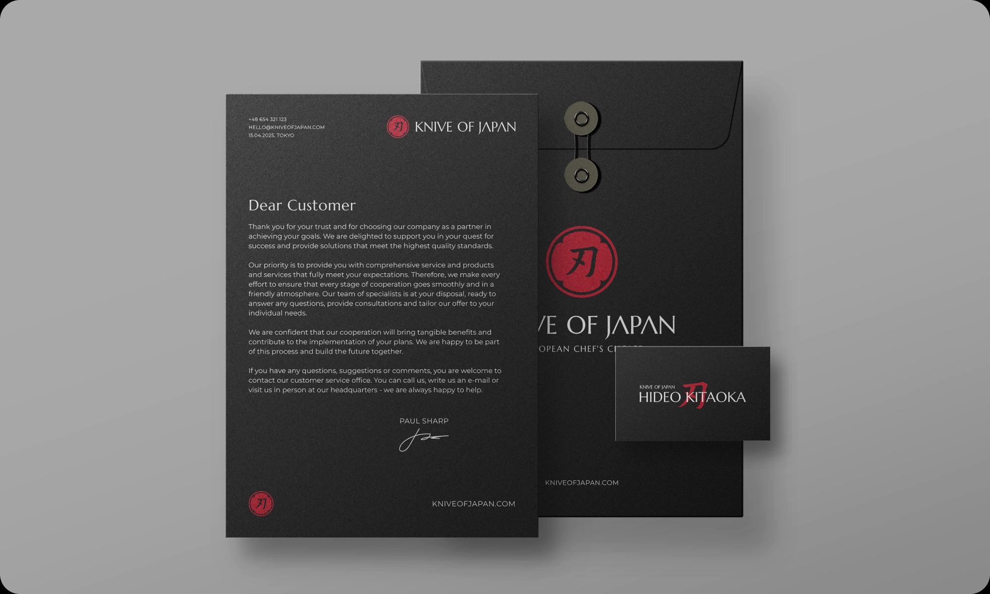 Elegancki zestaw identyfikacji wizualnej 'Knive of Japan' z logo, wizytówką, listem i kopertą w stonowanej kolorystyce, prezentowany w minimalistycznym stylu.