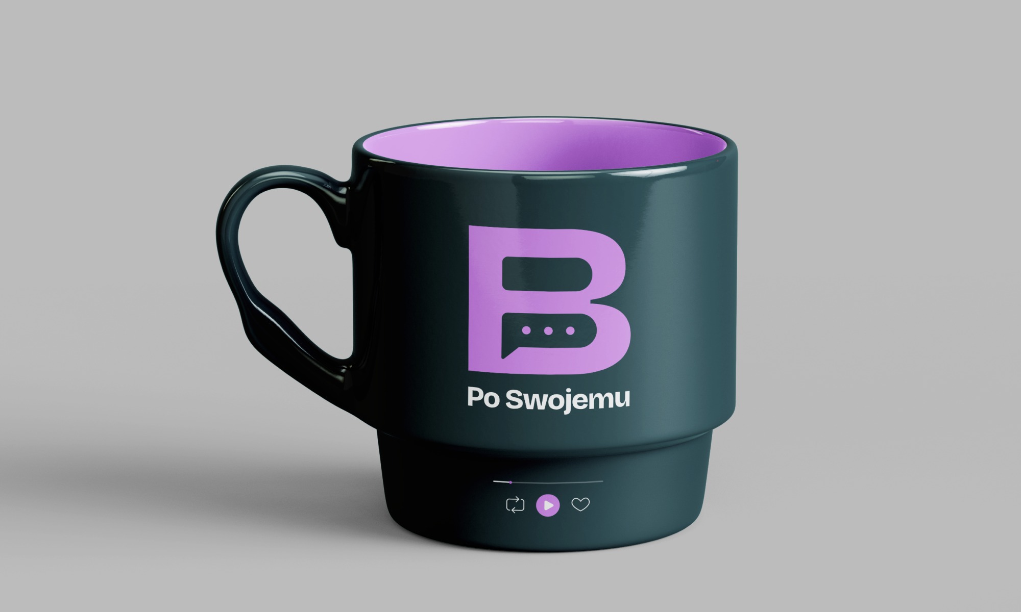 Ciemny kubek z fioletowym wnętrzem, logo 'B' w formie dymka i napisem 'Po Swojemu', na szarym tle. Prezentacja wizualna marki na gadżecie.