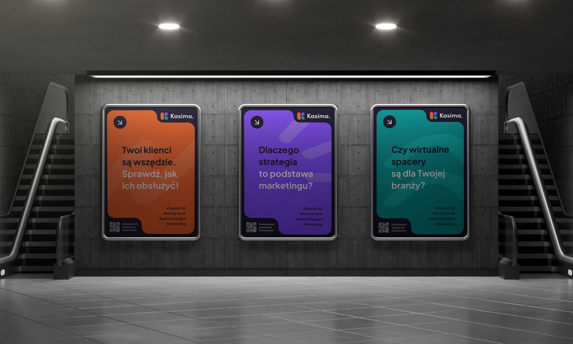 Trzy plakaty reklamowe Kasima.pl w Raciborzu, prezentujące hasła marketingowe i kody QR. Plakaty umieszczone w przestrzeni publicznej, obok schodów ruchomych.