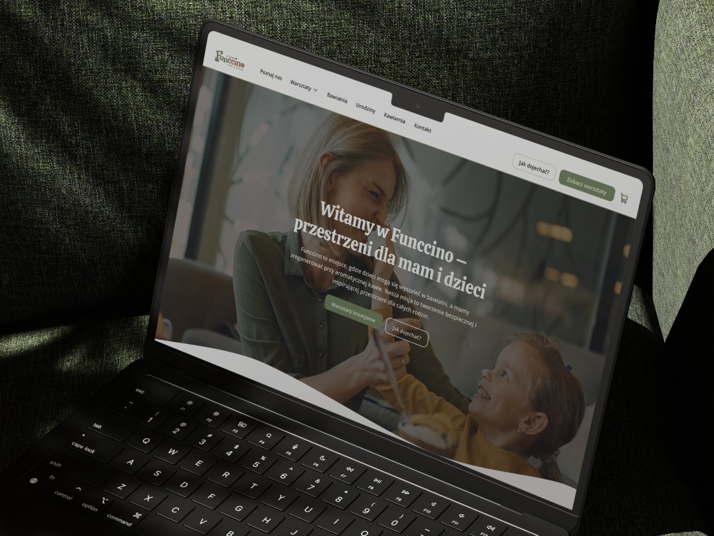 Laptop wyświetla projekt strony internetowej Funccino, kawiarnio-bawialni dla mam i dzieci, z widocznym menu i zdjęciem matki z dzieckiem. Stonowana kolorystyka, nowoczesny design.