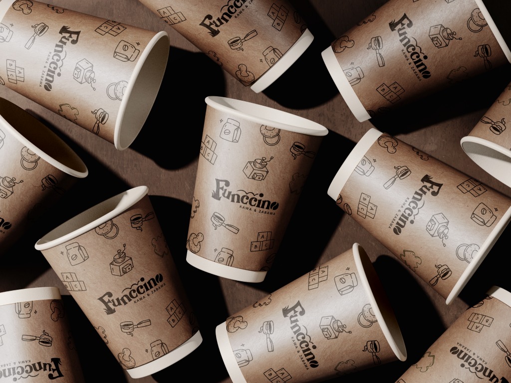 Rozrzucone papierowe kubki z logo Funccino i ikonami kawy na brązowym tle. Minimalistyczny design, ciepłe oświetlenie, widok z góry. Grafika na kubkach.