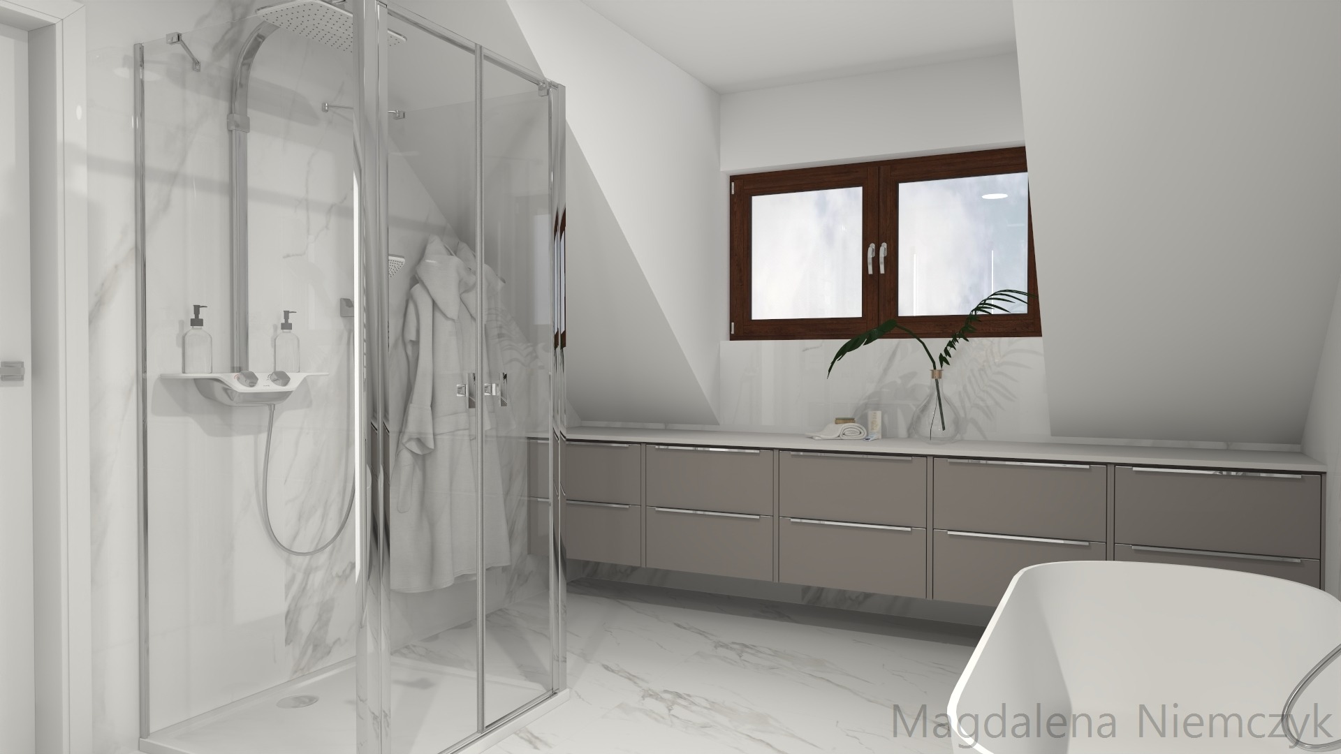 Jasna łazienka na poddaszu z kabiną prysznicową, marmurowymi płytkami i brązowymi szafkami pod oknem. Minimalistyczny design z rośliną w wazonie.