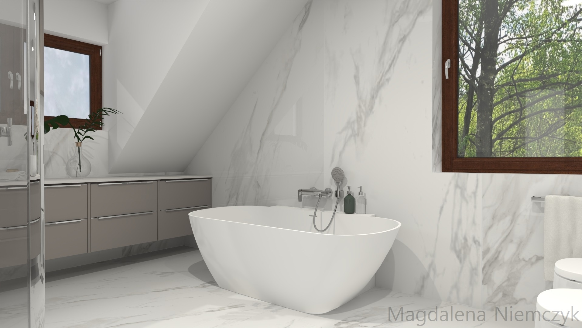 Wnętrze łazienki na poddaszu z wolnostojącą wanną, marmurowymi płytkami i drewnianymi ramami okiennymi, przez które widać zieleń. Minimalistyczny design.