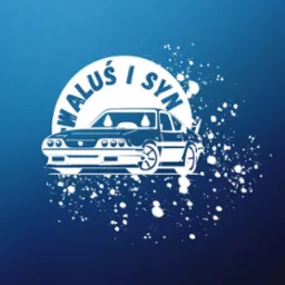 Ilustracja samochodu sportowego z napisem 'WALUŚ I SYN' na tle gradientu niebieskiego z białymi plamkami, przypominająca logo firmy.
