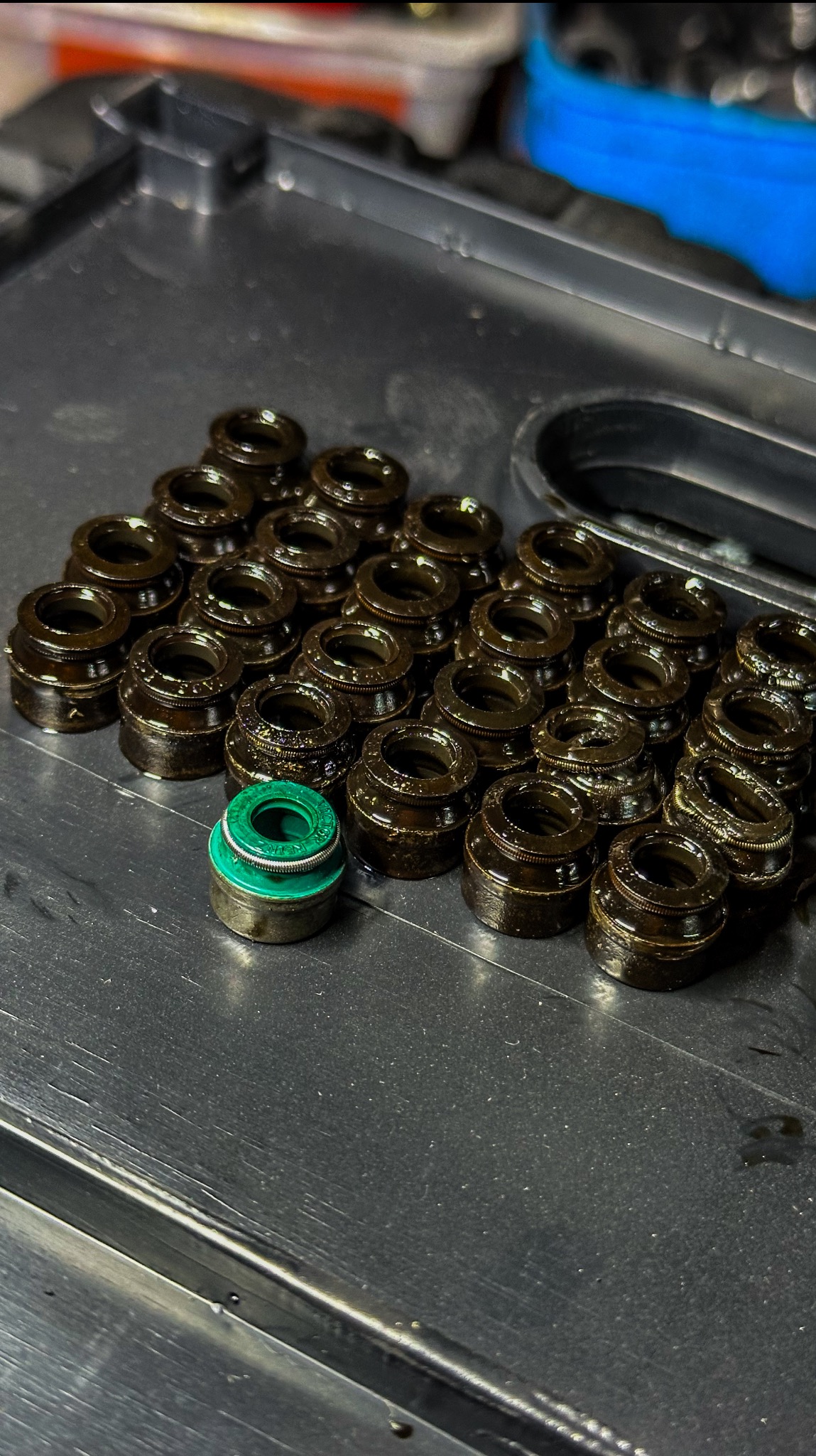 Wymiana uszczelniaczy zaworowych bez demontażu głowicy!