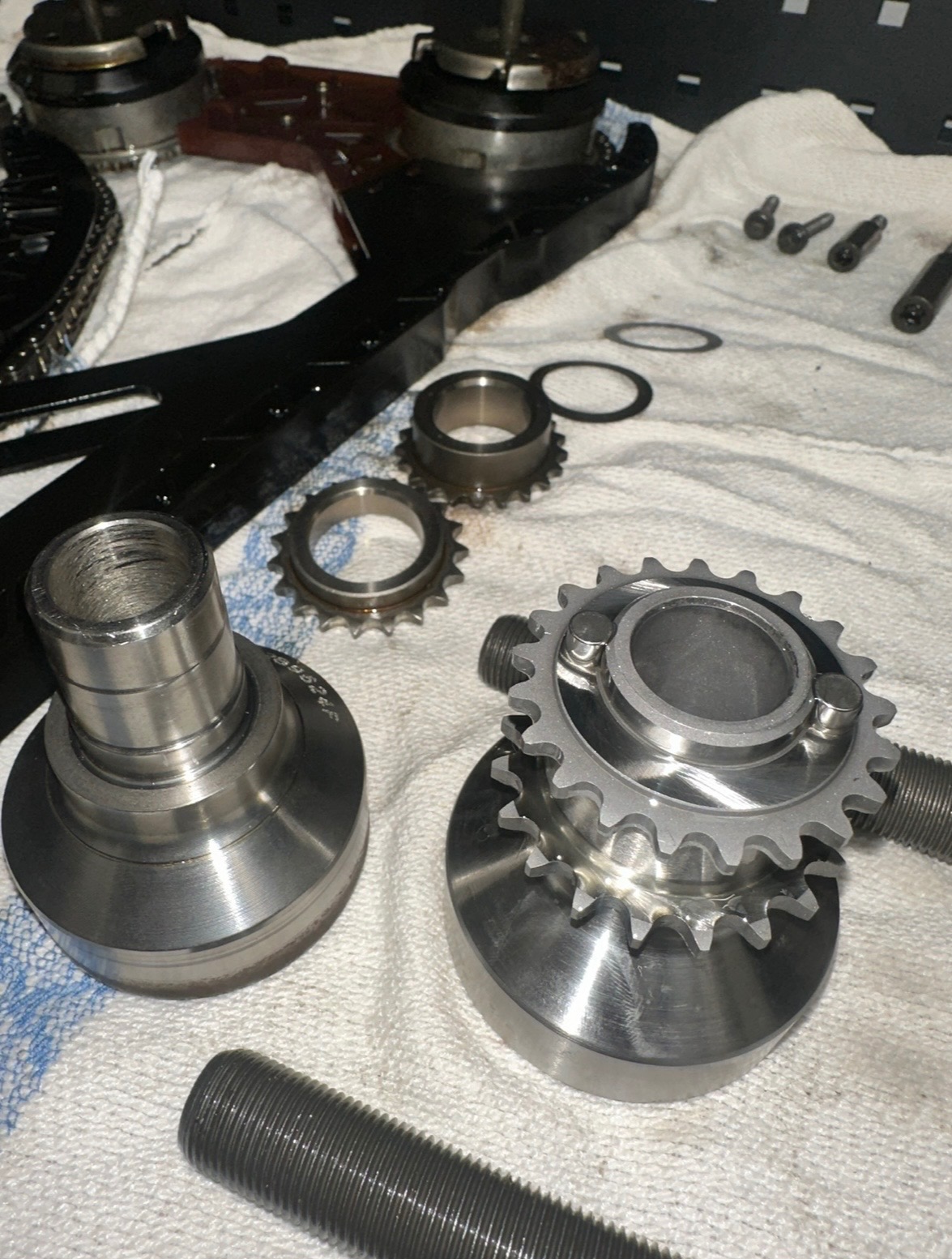 Demontaż rozrządu, wiercenie w wale korbowym i montaż wzmocnionego crank hub BMW M4