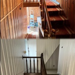 JEZ-WORK USŁUGI PATRYK JEZIERSKI - Schody drewniane przed i po renowacji: od boazerii i dywanu do białych ścian i ciemnych stopni. Widoczna drabina i grzejnik. Ujęcie z góry.