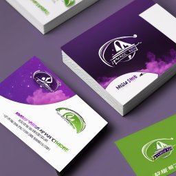 Tomasz Krężelok - Grafika Z Pomysłem - Stosy wizytówek z różnymi wariantami logo i kolorystyką, ułożone na fioletowym tle. Widoczne logo z motywem góry i napisy w różnych językach.