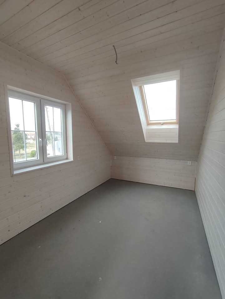 Malowanie boazerii na poddaszu użytkowym.