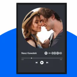 Oprawiona w ramkę grafika z parą zbliżającą się do siebie, stylizowana na interfejs Spotify z tytułem 'Nasz Kawałek' i elementami sterowania odtwarzaniem.