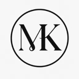 Elegancki logotyp MK w czerni, wpisany w okrąg. Klasyczny font z subtelnym połączeniem liter. Idealny dla nowoczesnej firmy.