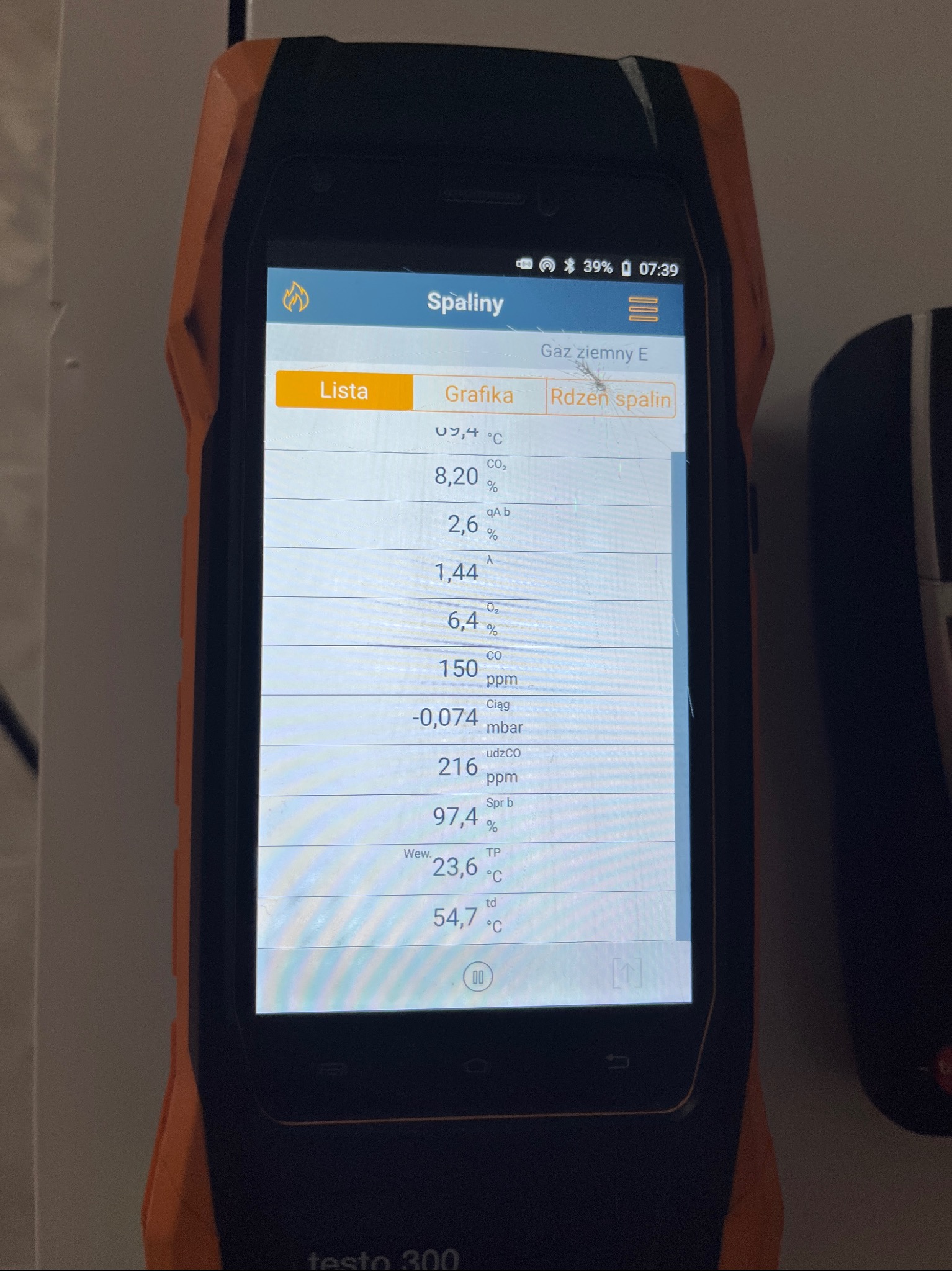 Analizator spalin Testo 300 wyświetlający parametry gazu ziemnego: CO2, O2, CO, temperaturę. Urządzenie pomiarowe w trakcie diagnostyki instalacji grzewczej.