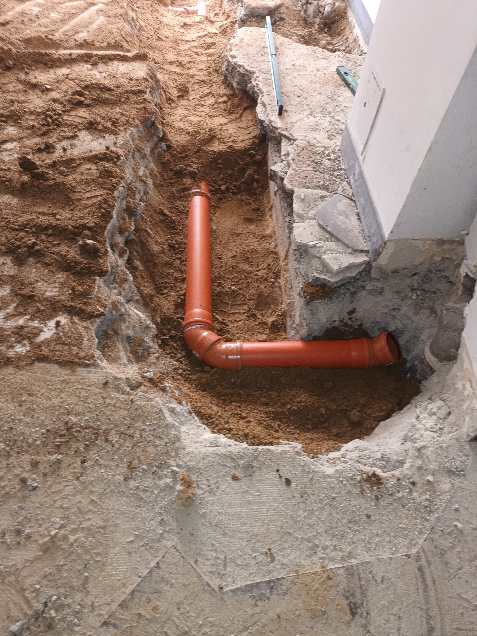 Wymiana starej instalacji pod posadzką.