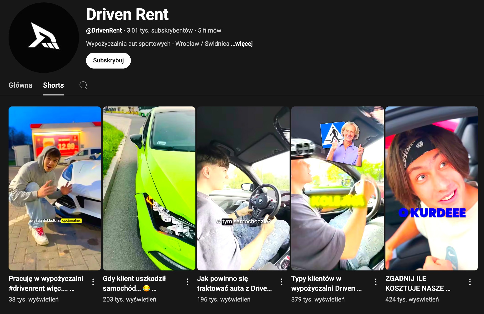 Miniatury filmów z kanału Driven Rent: pracownik przy aucie, uszkodzony zielony samochód, jazda autem, kobieta z znakiem drogowym, mężczyzna z napisem 'OKURDEEE'.