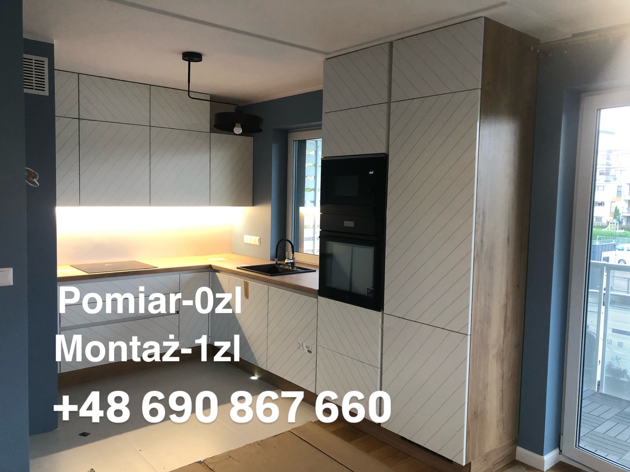 Nowoczesna kuchnia na wymiar w Warszawie z białymi frontami zdobionymi ukośnymi liniami i wbudowanym piekarnikiem, oświetlona lampą sufitową.