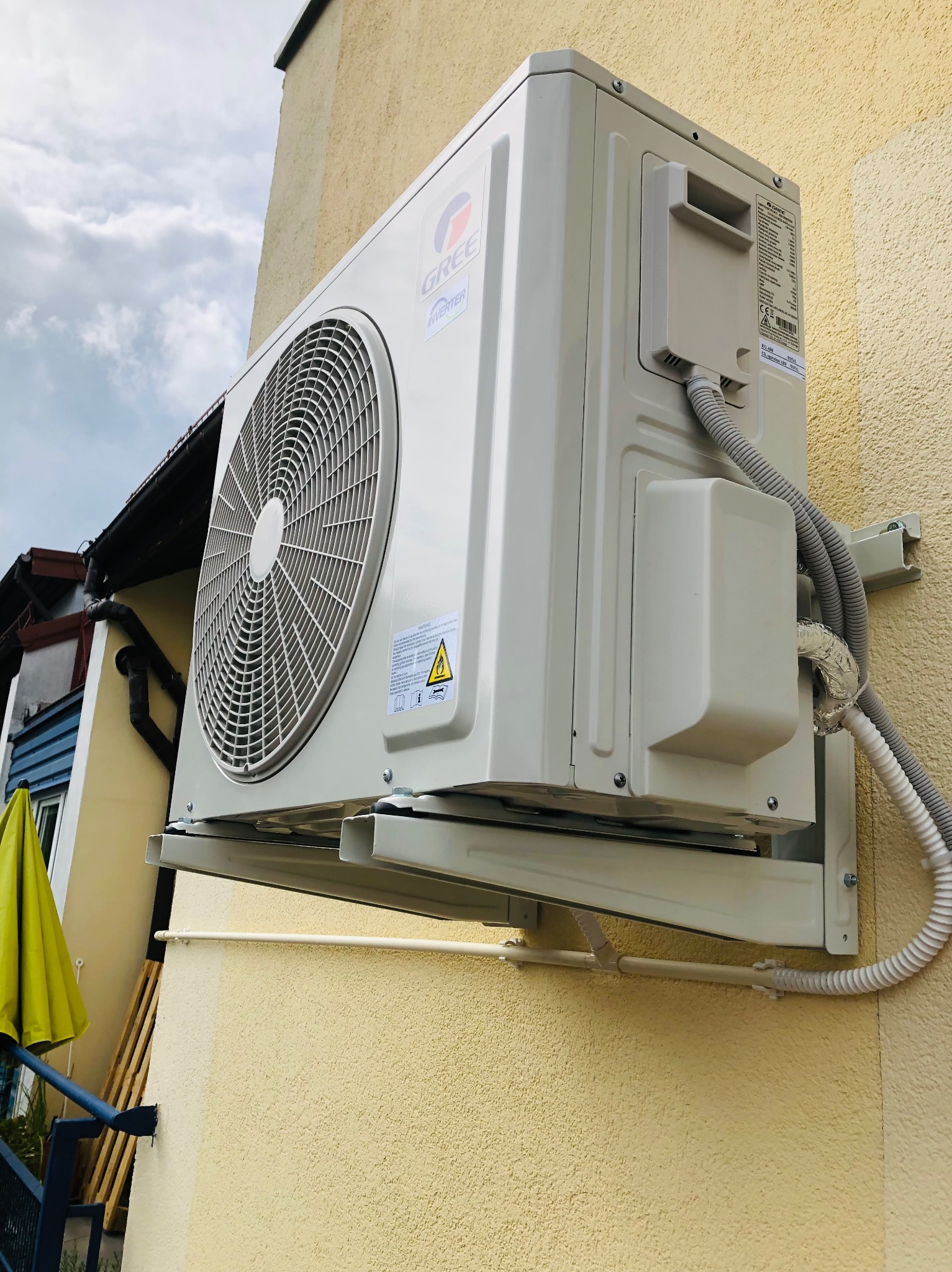 Zamontowana jednostka zewnętrzna klimatyzacji Gree Inverter na elewacji budynku w Słubicach. Widoczne przewody i uchwyty montażowe.