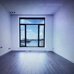 MARGELS SPÓŁKA Z OGRANICZONĄ ODPOWIEDZIALNOŚCIĄ - Puste, jasne wnętrze z drewnianą podłogą i dużym oknem z widokiem na wodę. Białe ściany z gniazdkami i wnękami na oświetlenie.