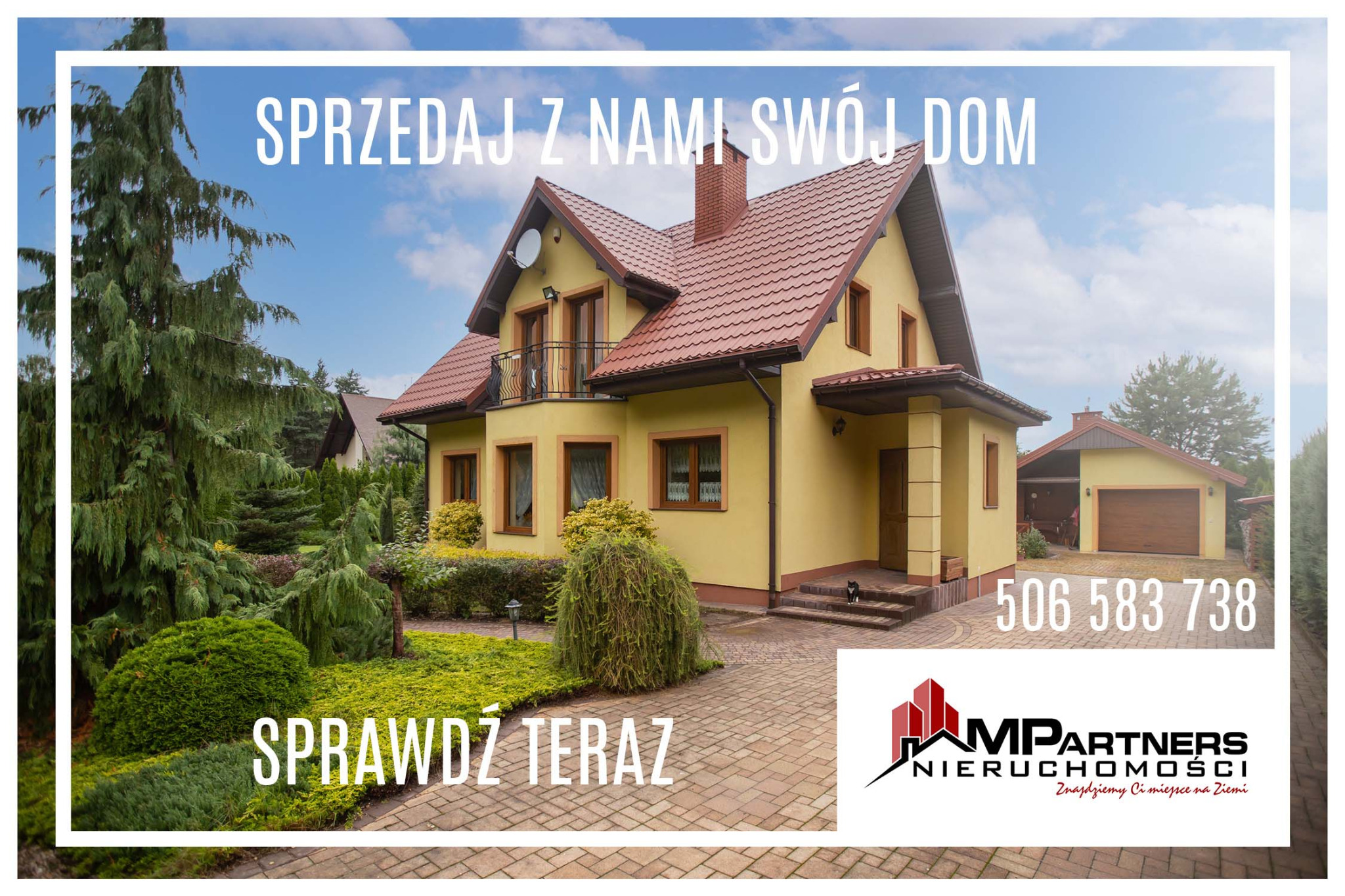 Żółty dom z czerwoną dachówką i balkonem, otoczony zielenią. Reklama agencji nieruchomości z numerem telefonu i hasłem 'Sprzedaj z nami swój dom'.