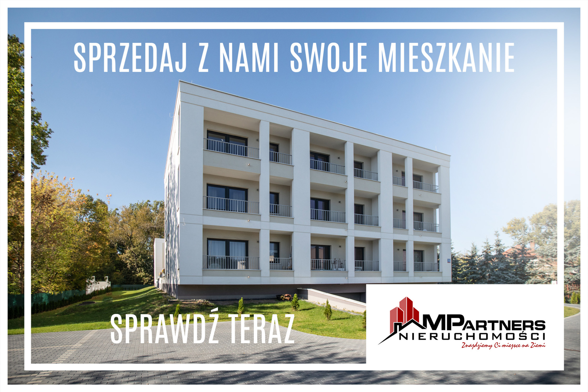 Nowoczesny apartamentowiec w Zgierzu z balkonami i logo agencji. Oferta sprzedaży mieszkania. Zieleń drzew w tle, błękit nieba. Jasna elewacja budynku.