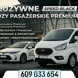 SPEED BLACK TAXI DENYS TYSHYK - Flota pojazdów Speed Black: limuzyna, samochód osobowy i bus z otwartymi drzwiami, na tle budynku. Oferta przewozów pasażerskich premium, transfery lotniskowe i dworcowe.